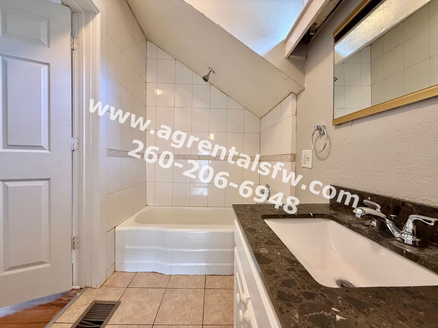 Fort Wayne Apartment: 310 W Dewald St