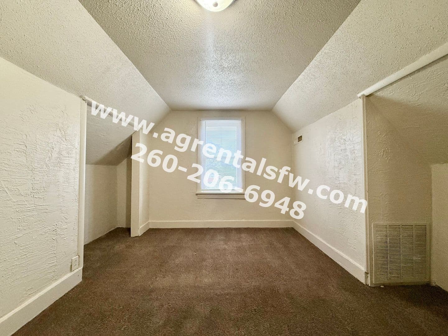 Fort Wayne Apartment: 2828 Raymond St