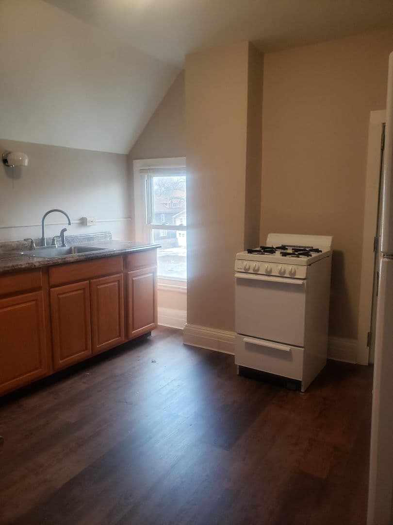 Erie Apartment: 324 W 8th St