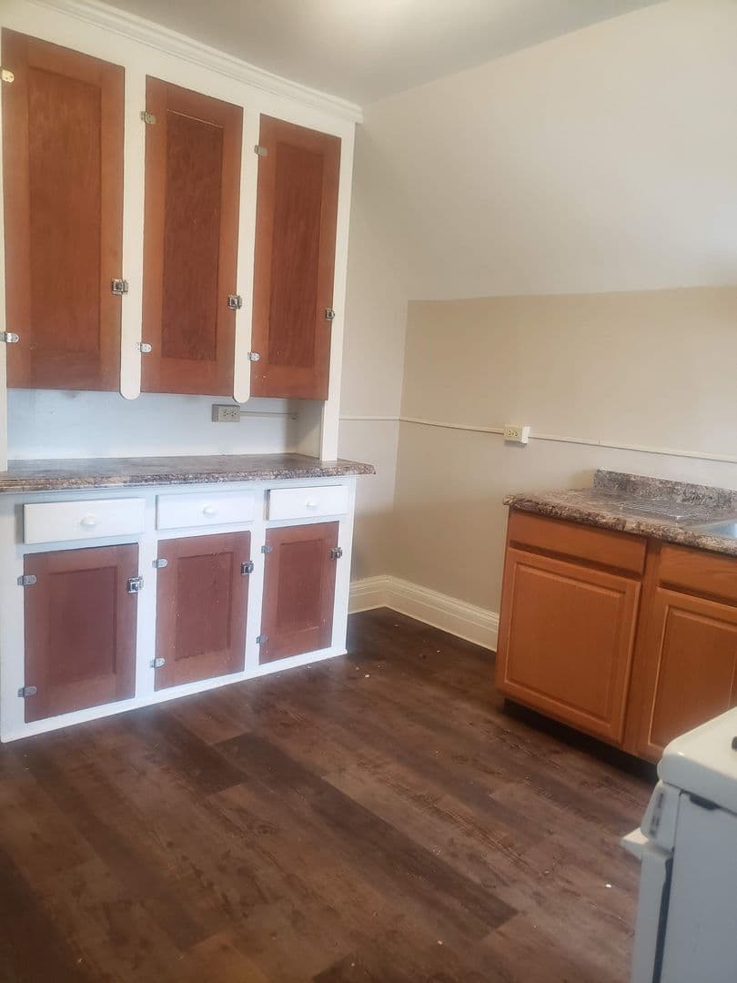 Erie Apartment: 324 W 8th St
