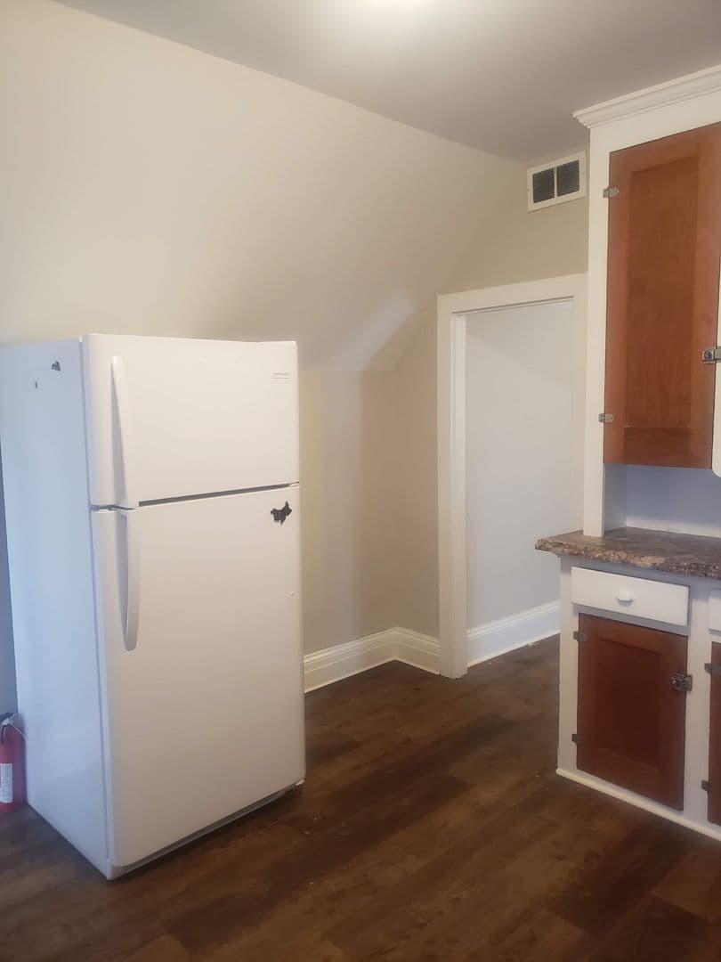 Erie Apartment: 324 W 8th St