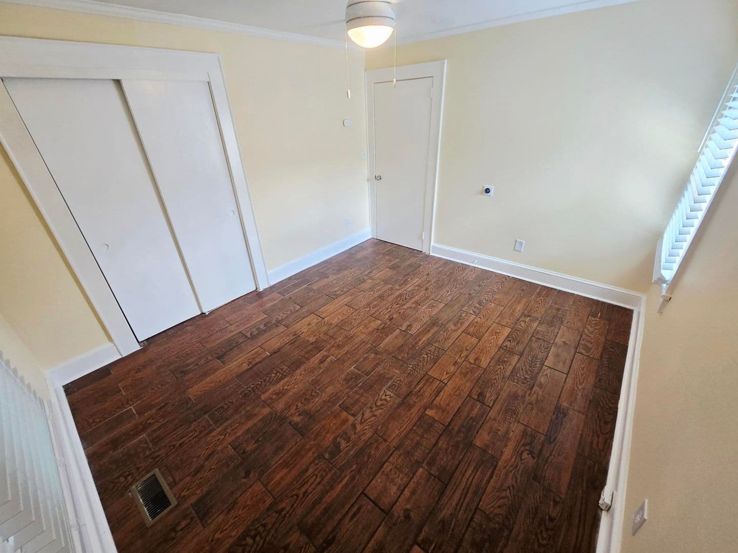 Burlington House: 506 Lakeside Avenue