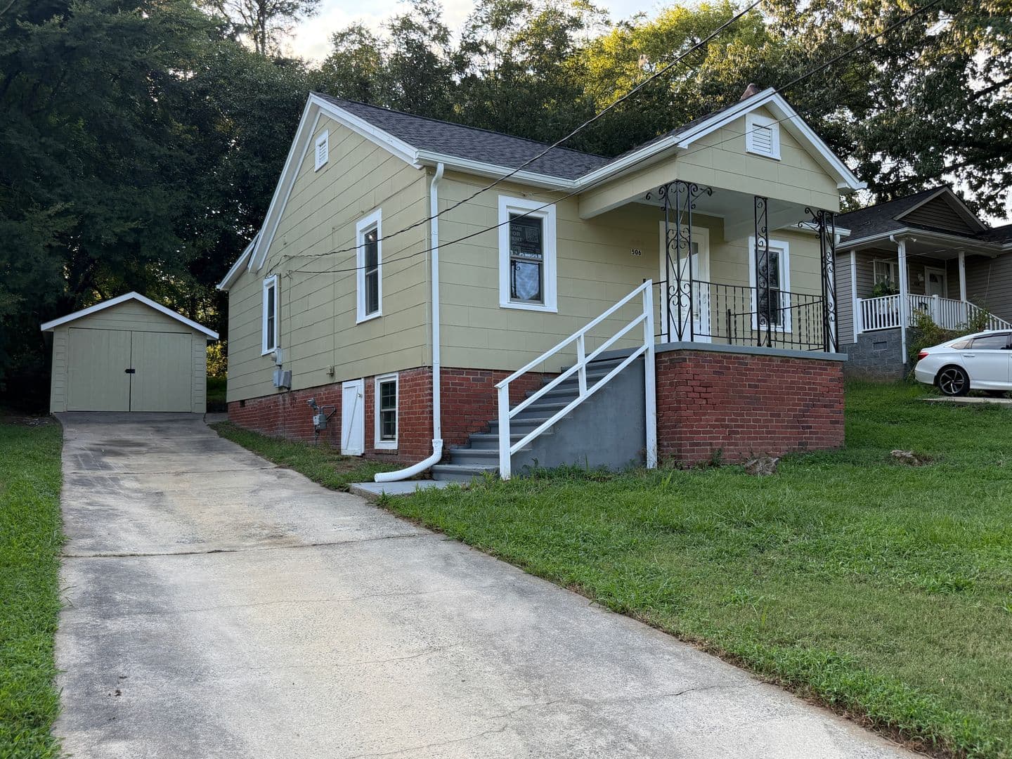 Burlington House: 506 Lakeside Avenue