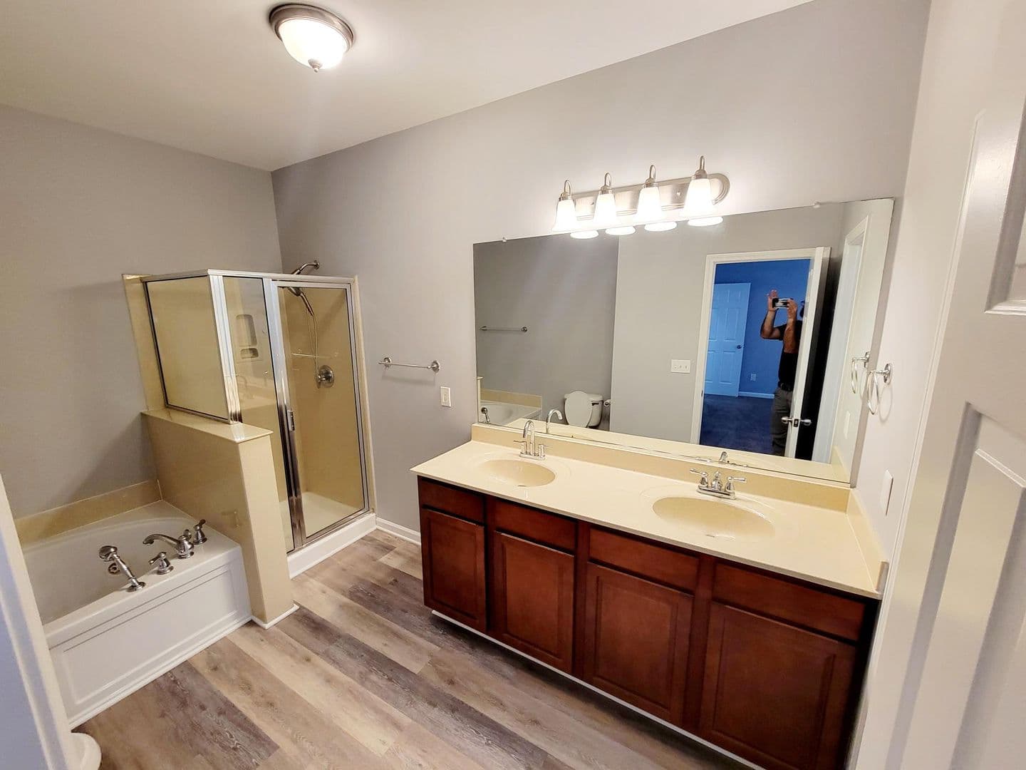 Burlington House: 1322 Ingle Ct