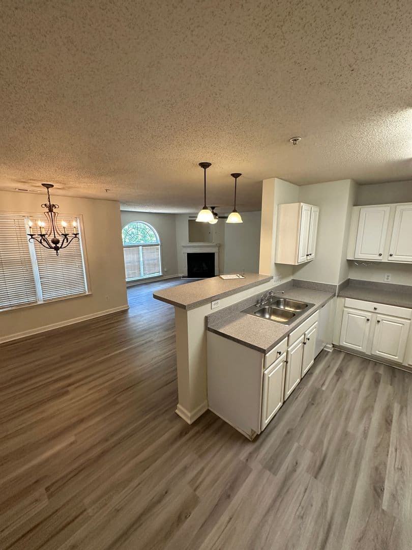 Burlington House: 3475 Forestdale Dr
