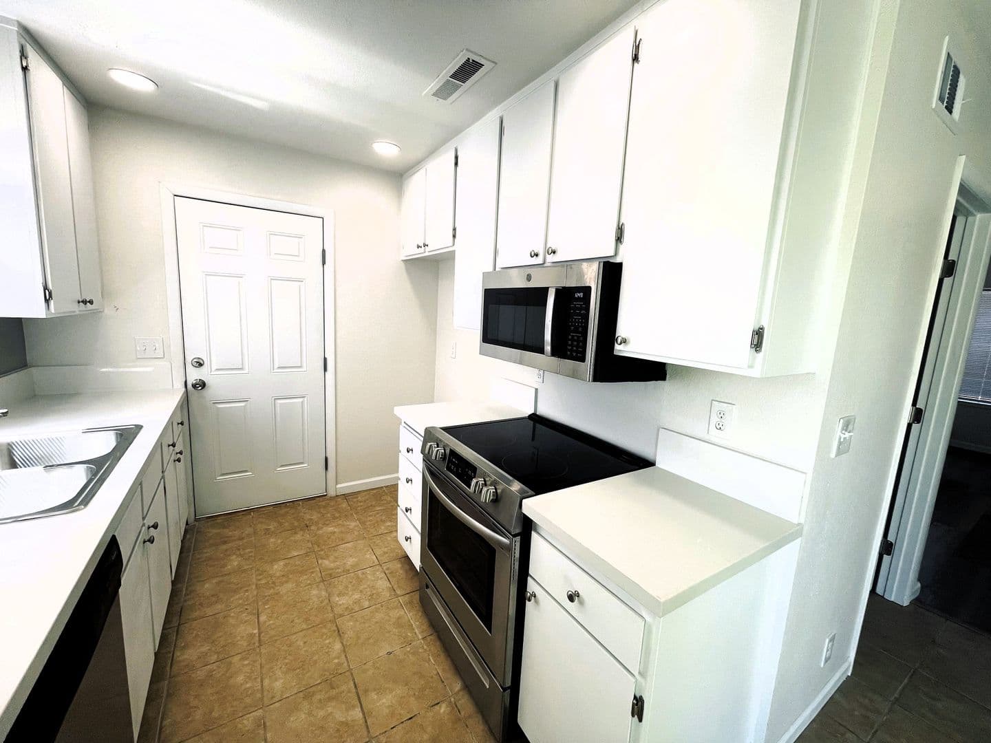 Roseville House: 627 Lassen Way