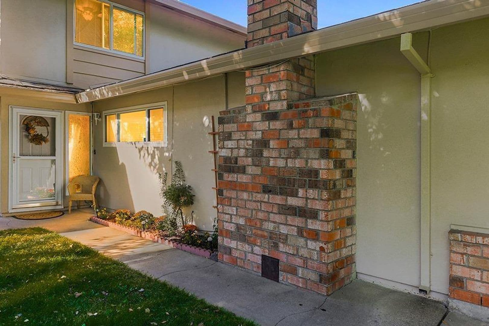 Sacramento House: 5137 Connecticut Dr