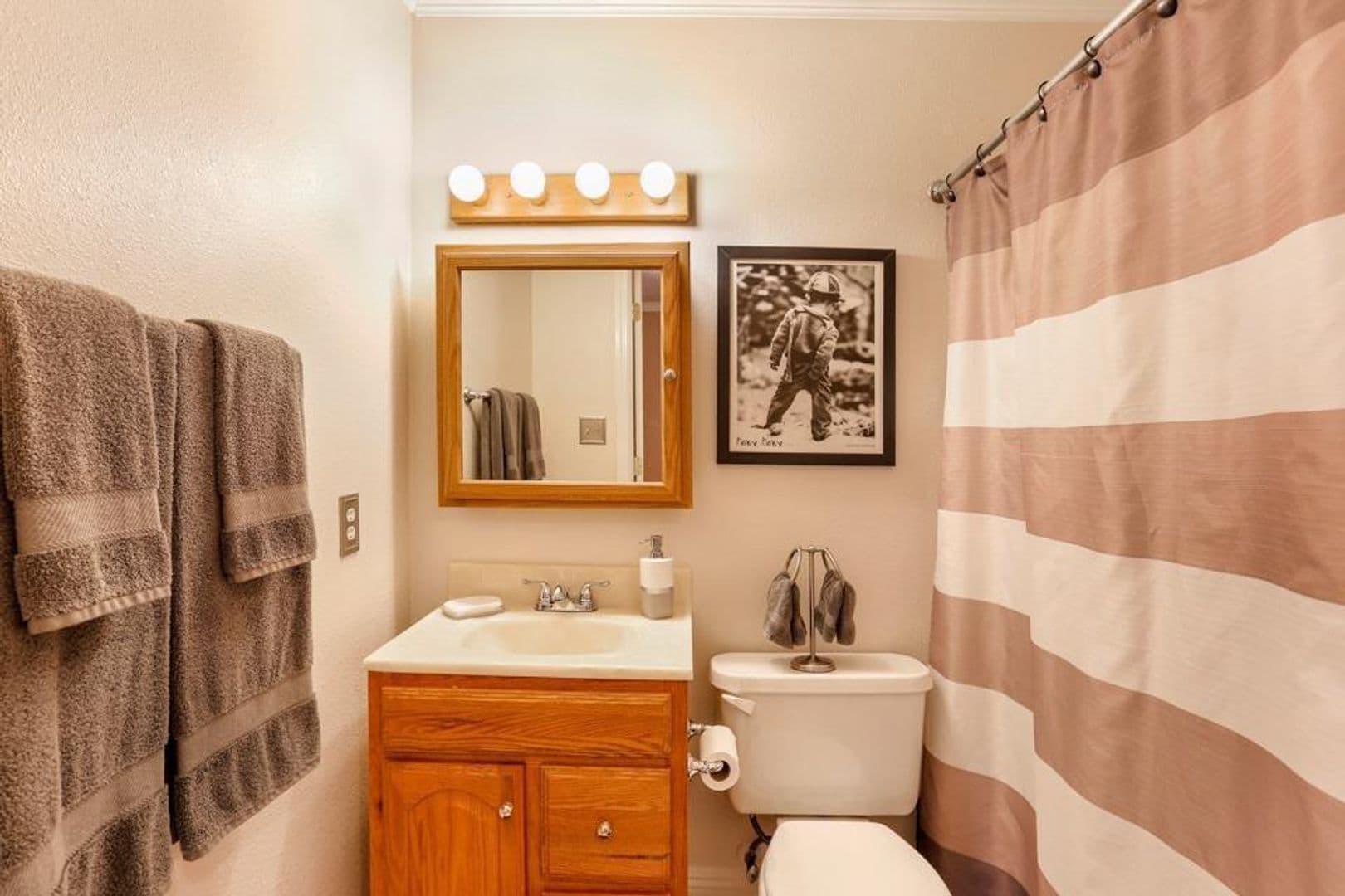 Sacramento House: 5137 Connecticut Dr