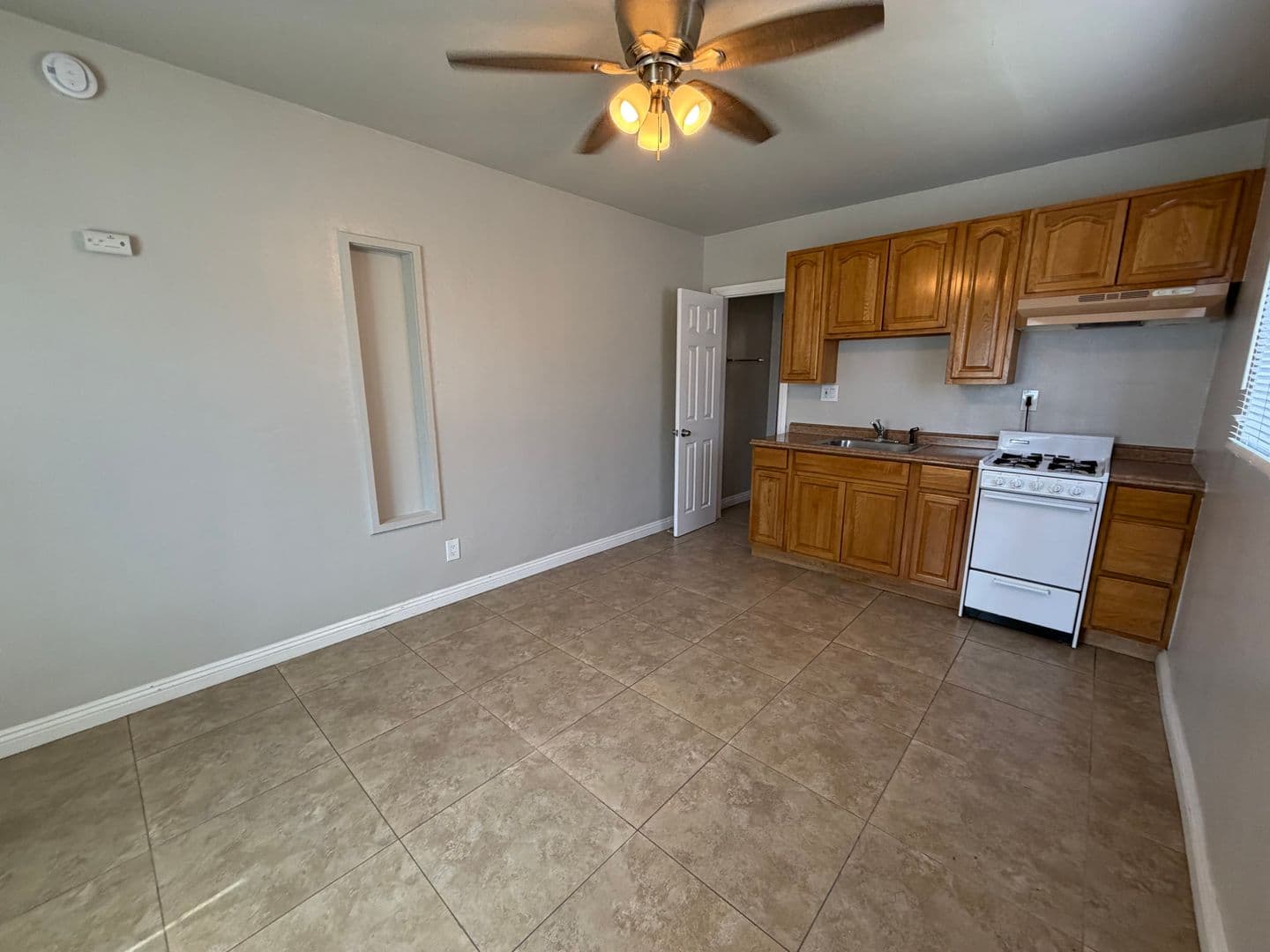 Long Beach Apartment: 339 E. 19th Street