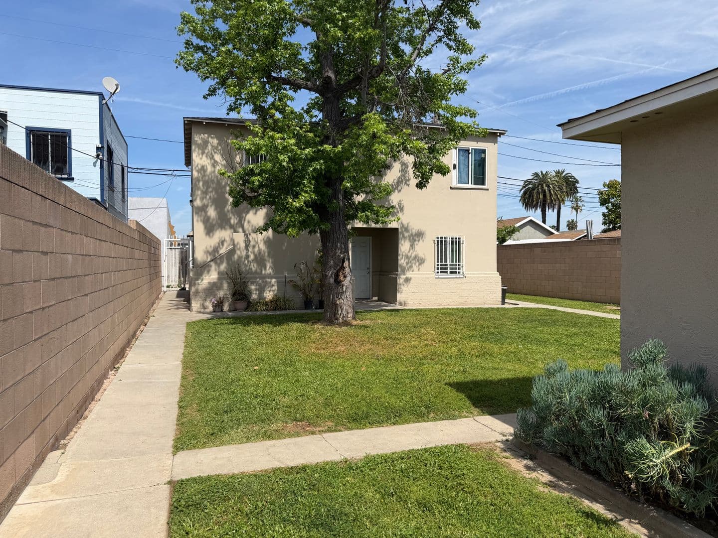 Long Beach Apartment: 339 E. 19th Street