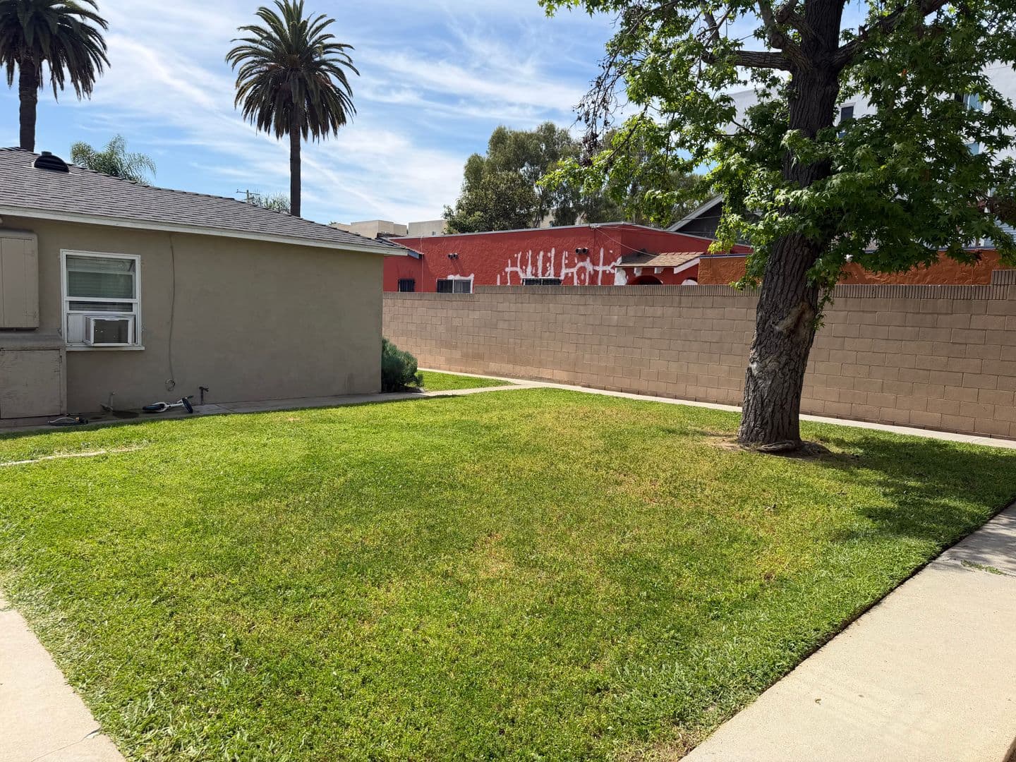 Long Beach Apartment: 339 E. 19th Street