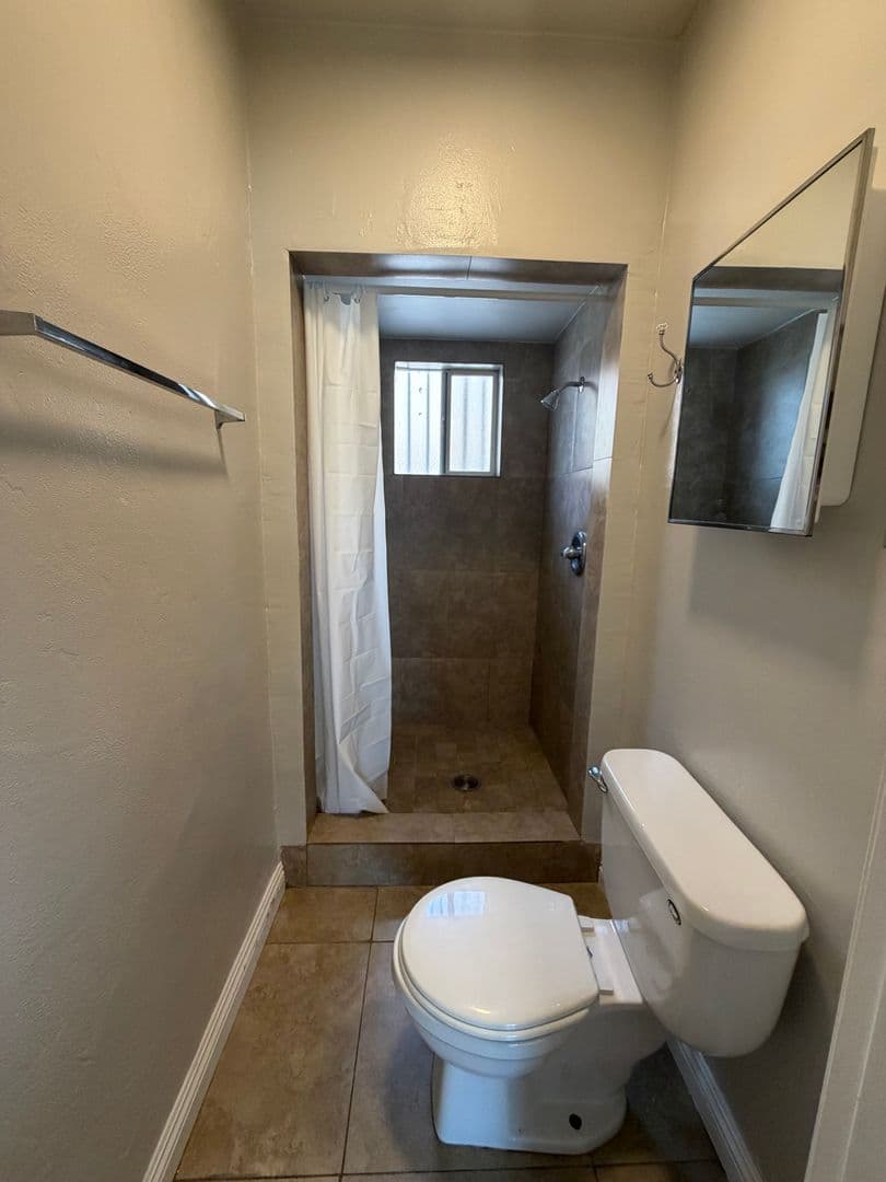Long Beach Apartment: 339 E. 19th Street