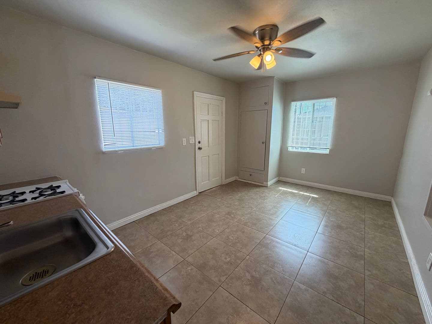 Long Beach Apartment: 339 E. 19th Street