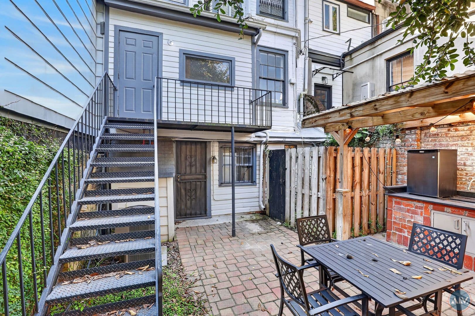 Savannah Apartment: 208 East Taylor