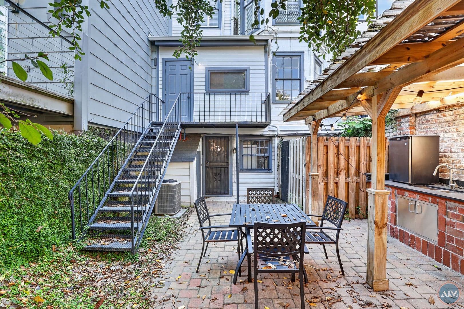 Savannah Apartment: 208 East Taylor