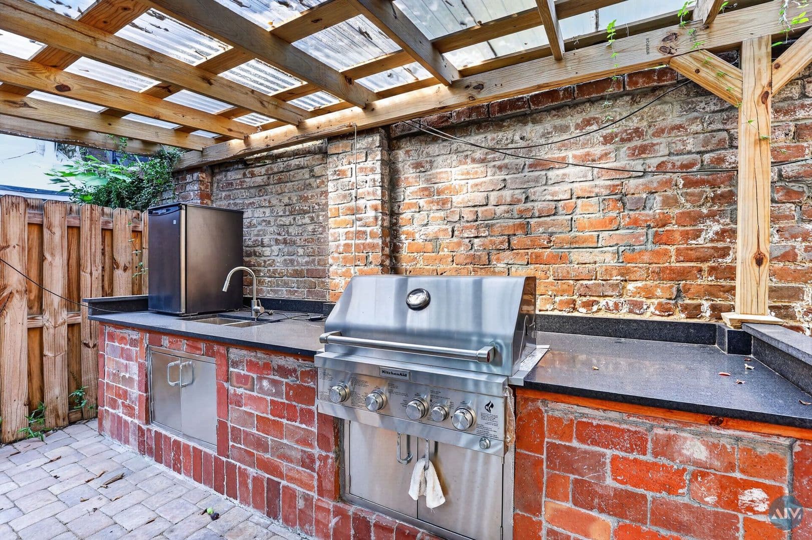 Savannah Apartment: 208 East Taylor