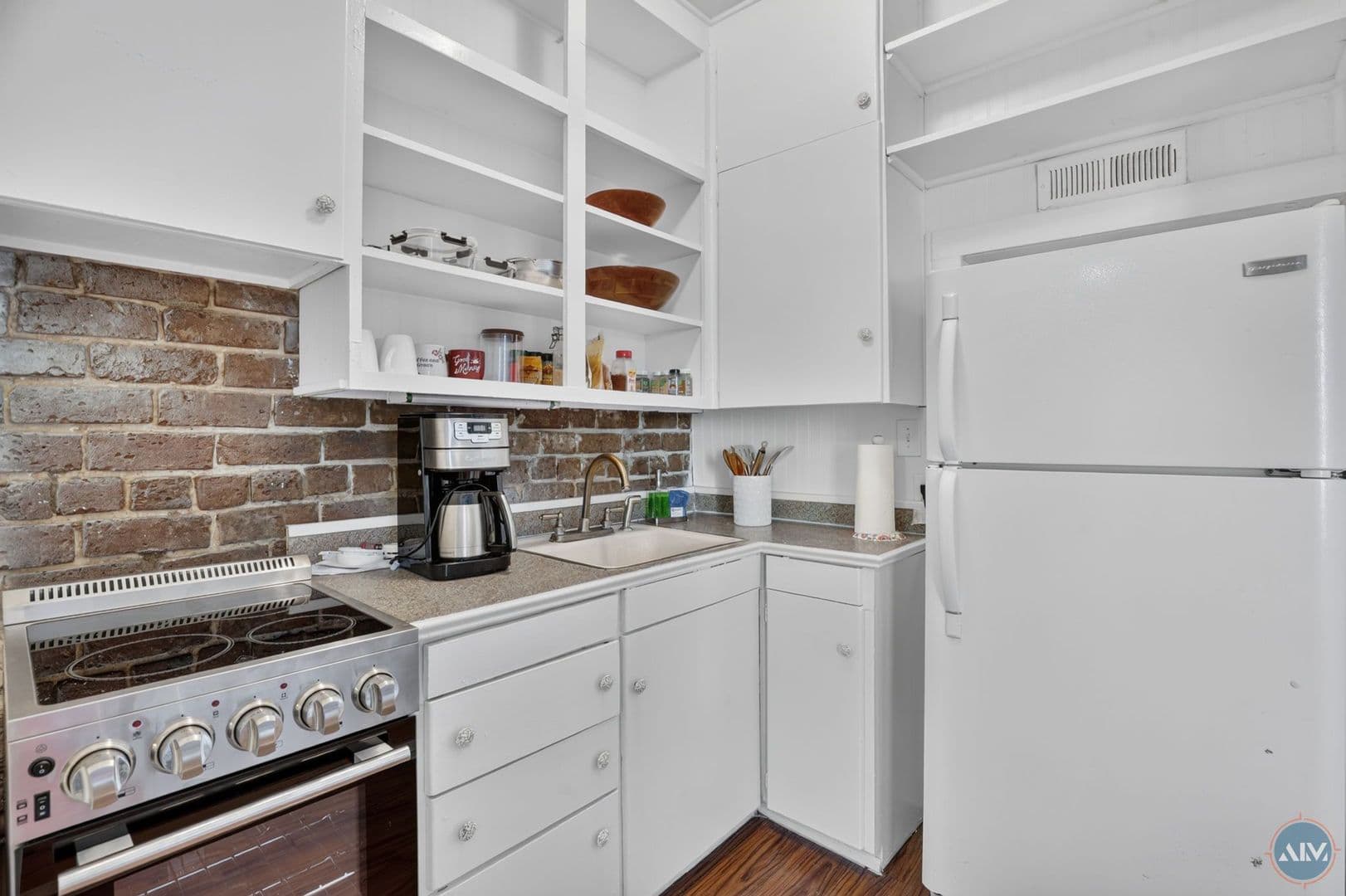 Savannah Apartment: 208 East Taylor