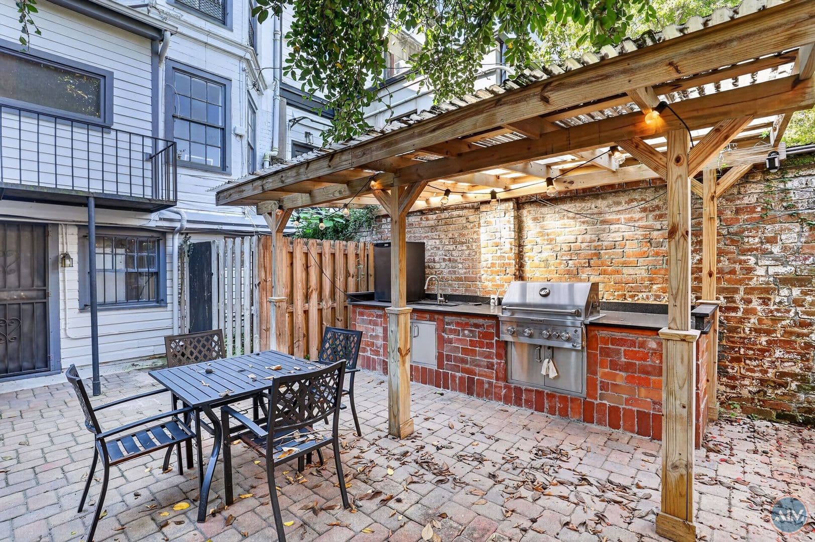 Savannah Apartment: 208 East Taylor