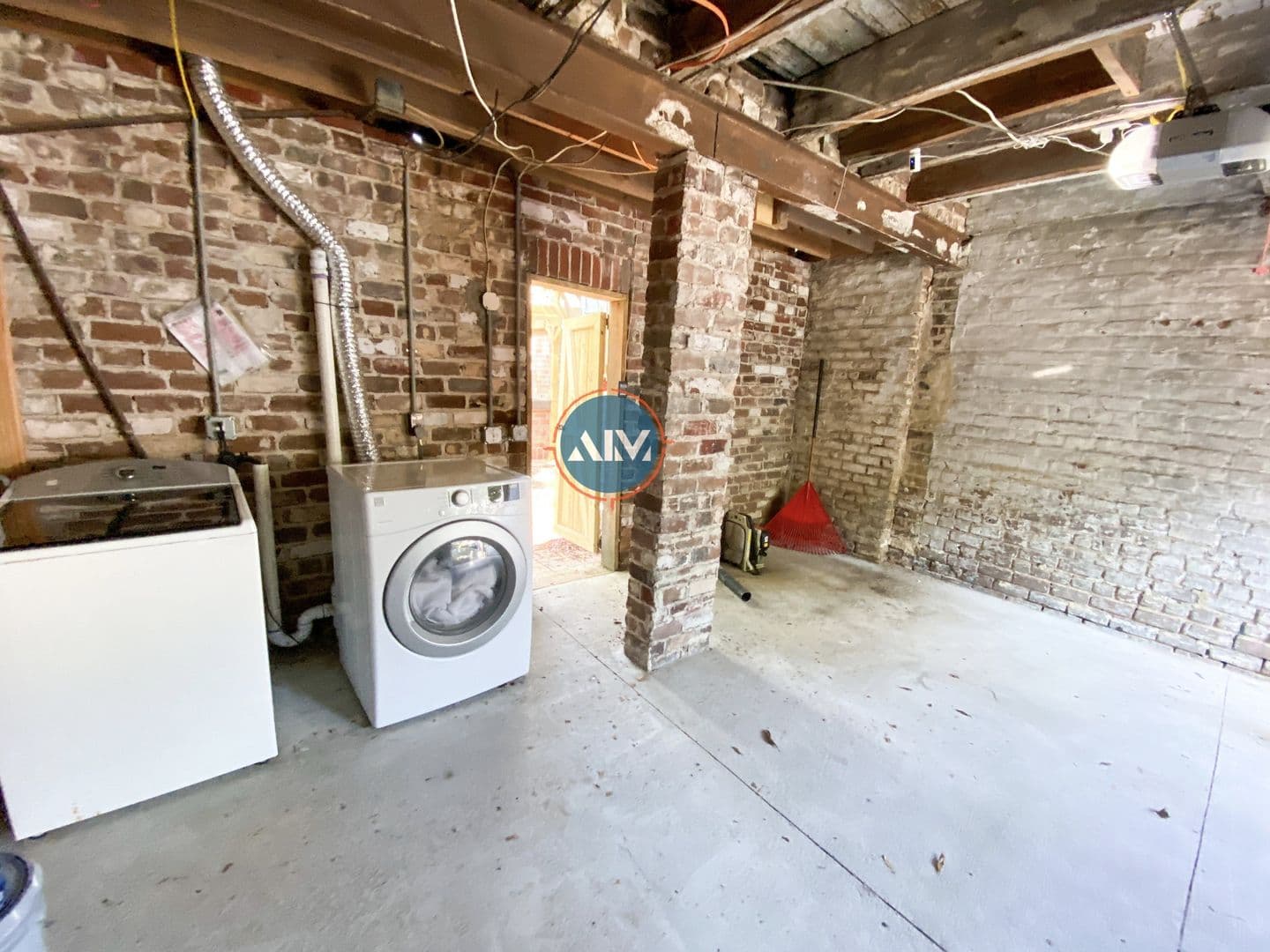 Savannah Apartment: 208 East Taylor