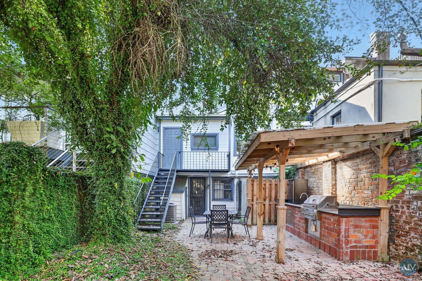 Savannah Apartment: 208 East Taylor