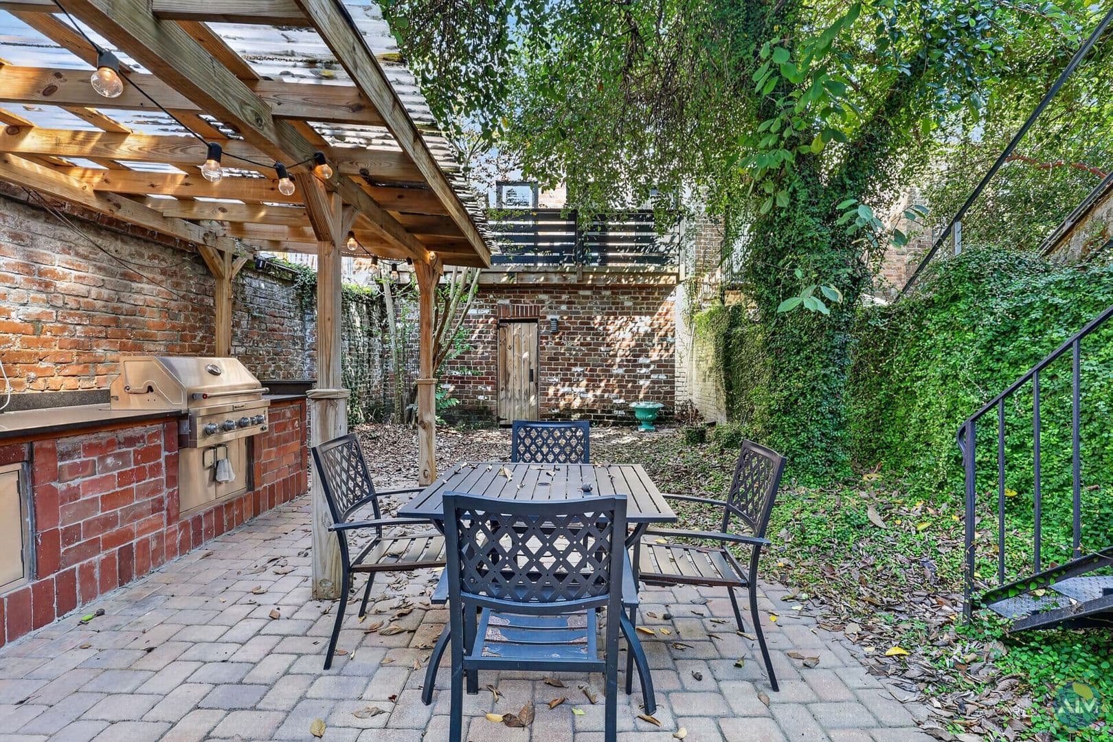Savannah Apartment: 208 East Taylor