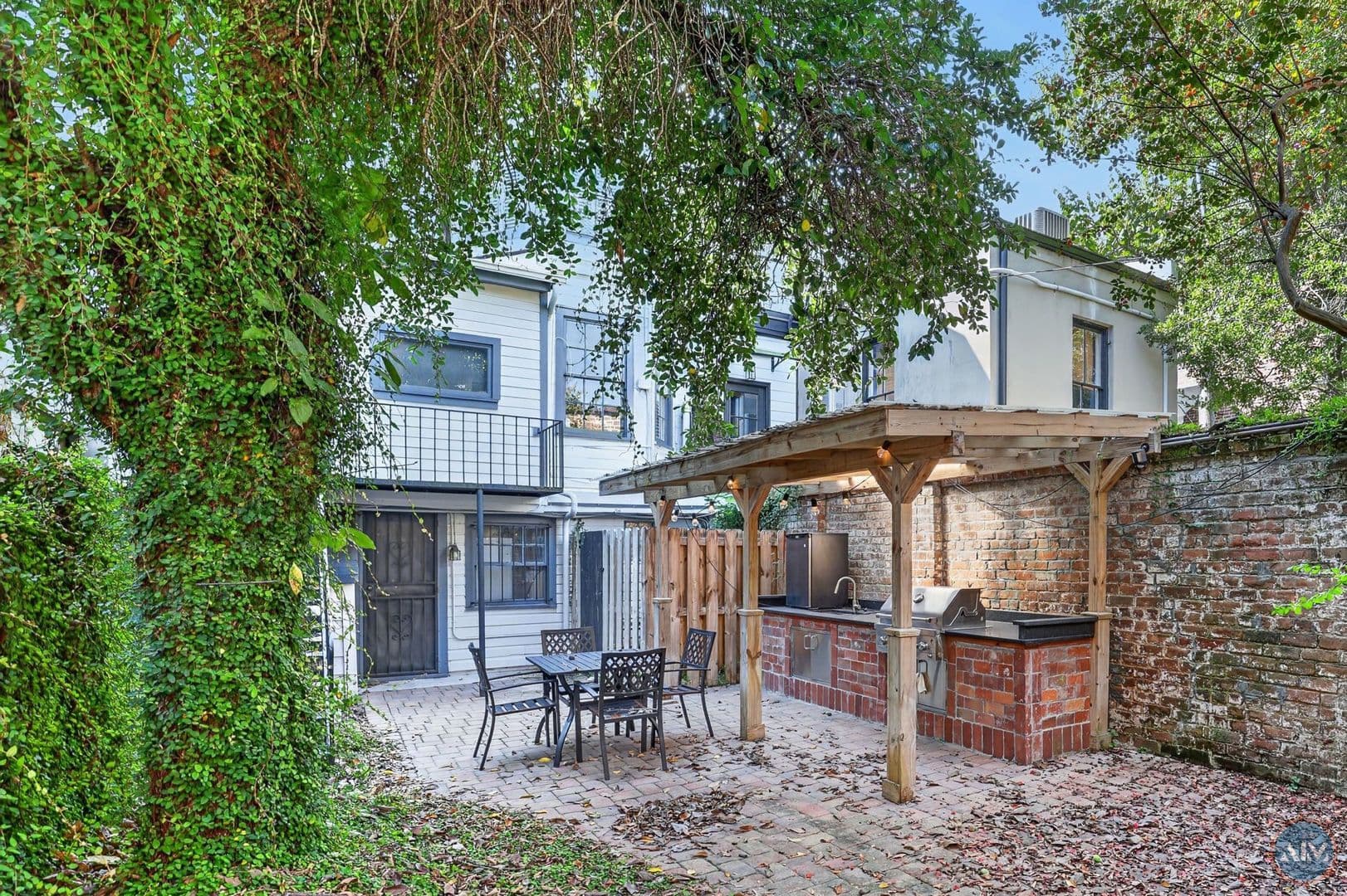 Savannah Apartment: 208 East Taylor