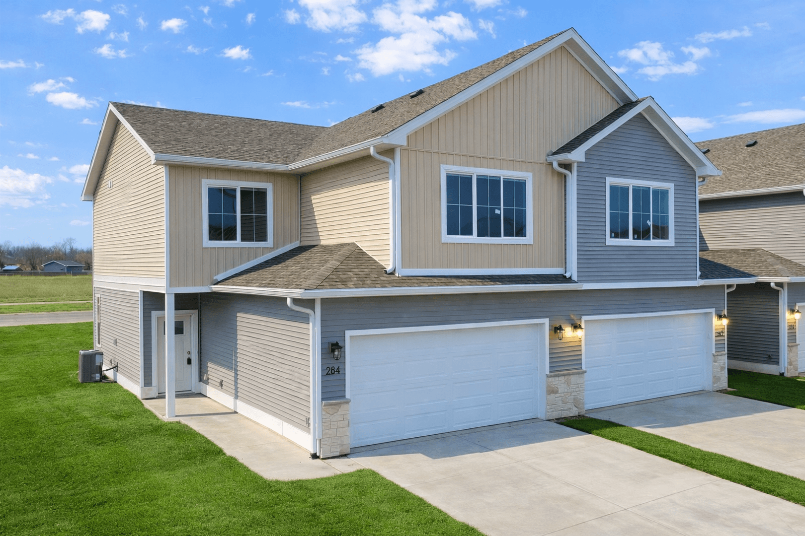 Waukee Townhome: 284 NW Caspian Court