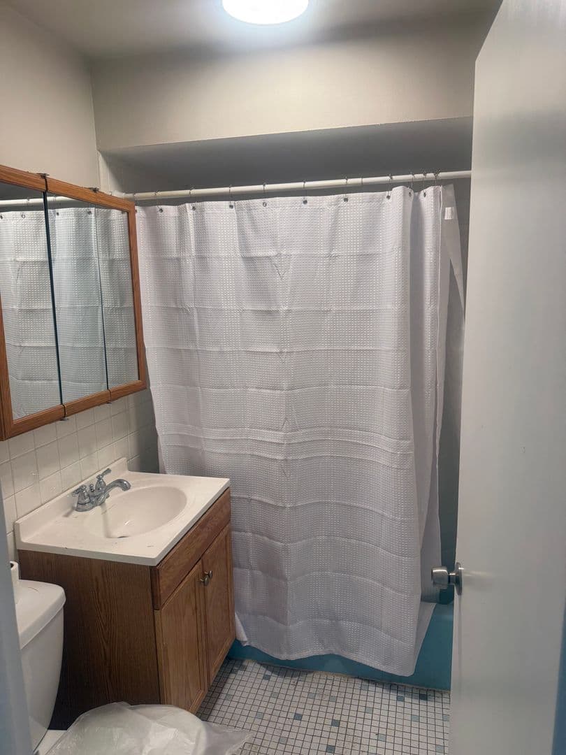 Elmhurst Apartment: 0S 540,610, 620 Old York Road
