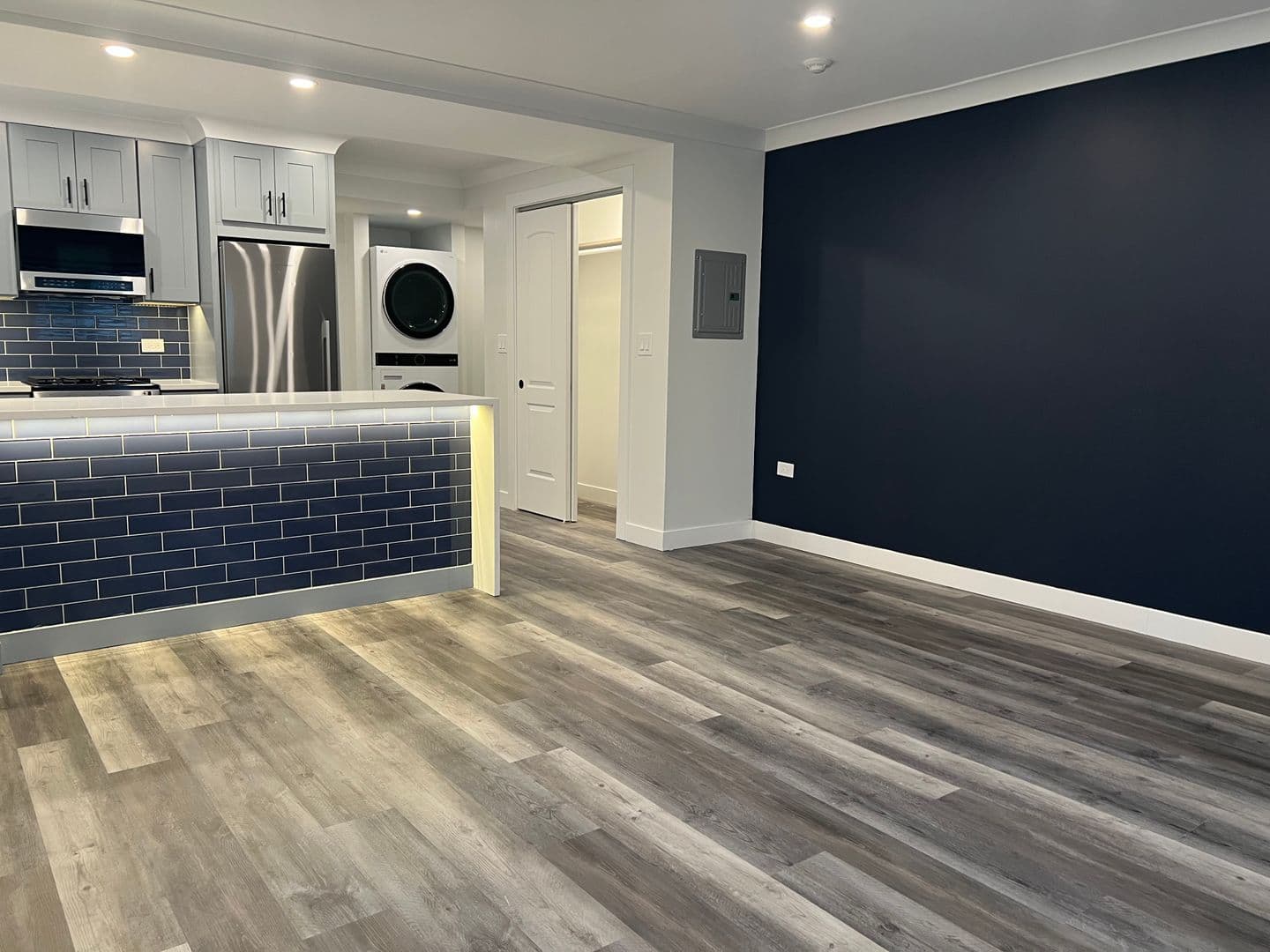 Downers Grove Apartment: 5121 Mackie Place
