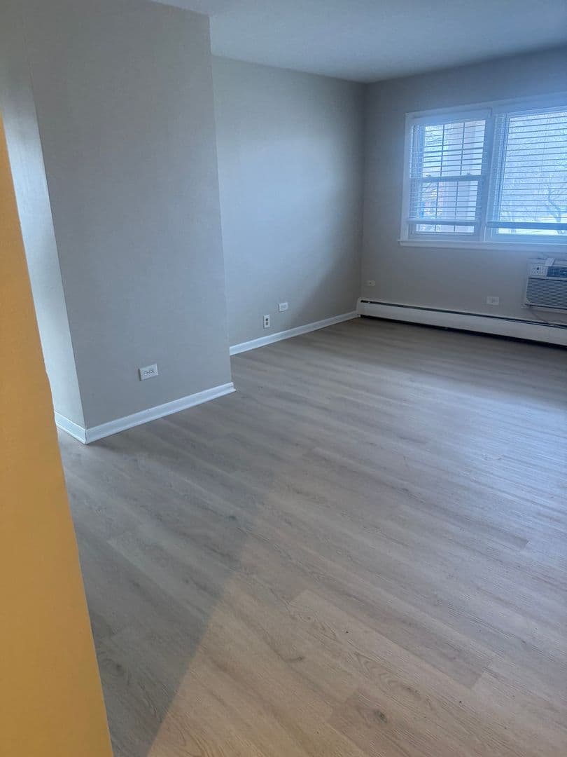 Elmhurst Apartment: 0S 540,610, 620 Old York Road