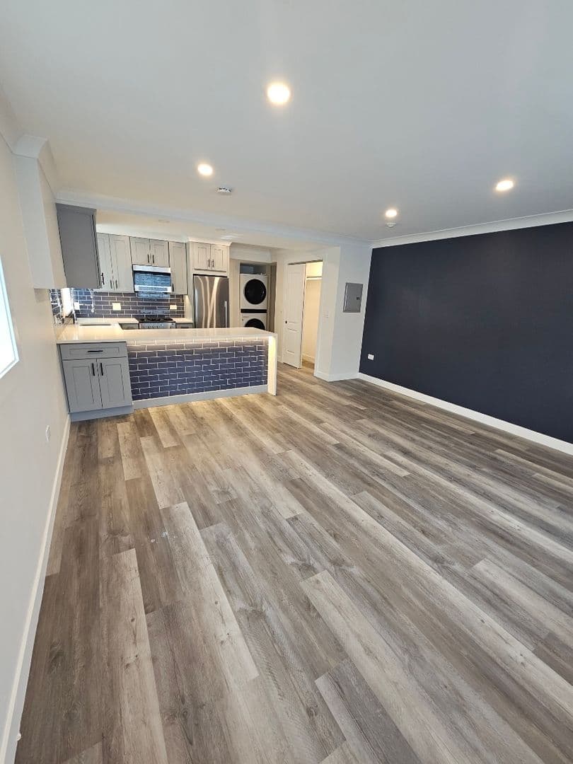 Downers Grove Apartment: 5121 Mackie Place