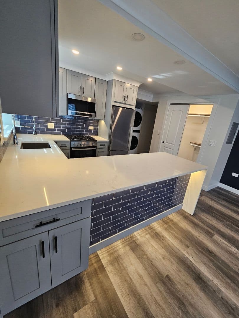 Downers Grove Apartment: 5121 Mackie Place