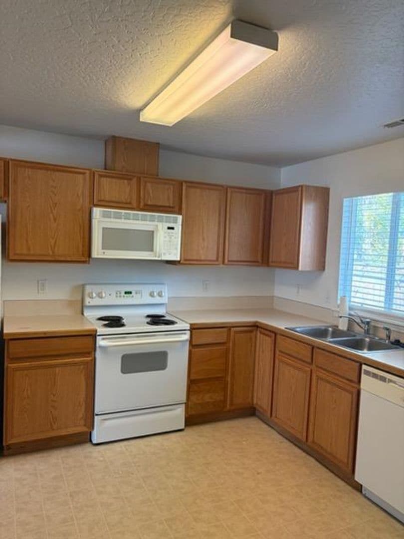 Jerome Apartment: 882 E. Main St.