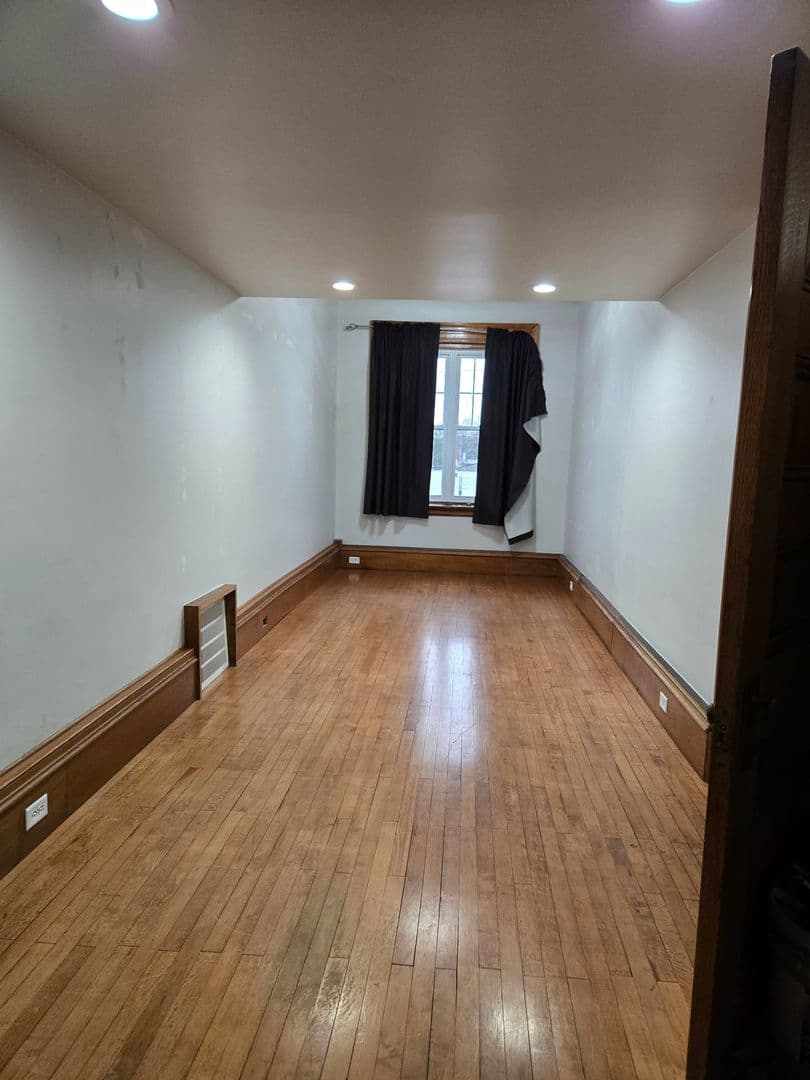 Mitchell Apartment: 315 N Lawler St