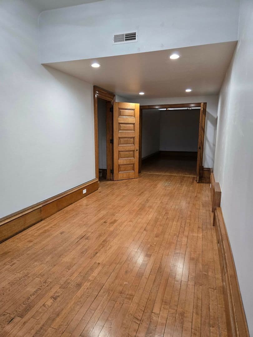 Mitchell Apartment: 315 N Lawler St