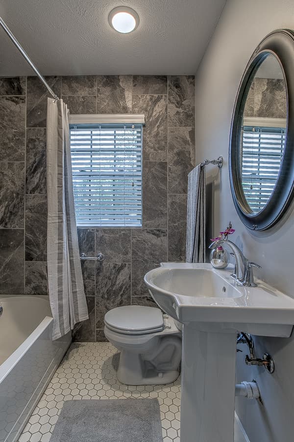 Council Bluffs Apartment: 37 1/2 Bluff St.
