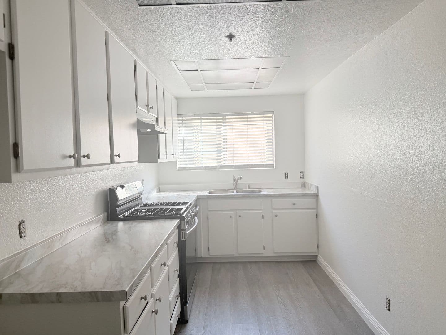 Los Angeles Apartment: 715 S. OXFORD AVE.