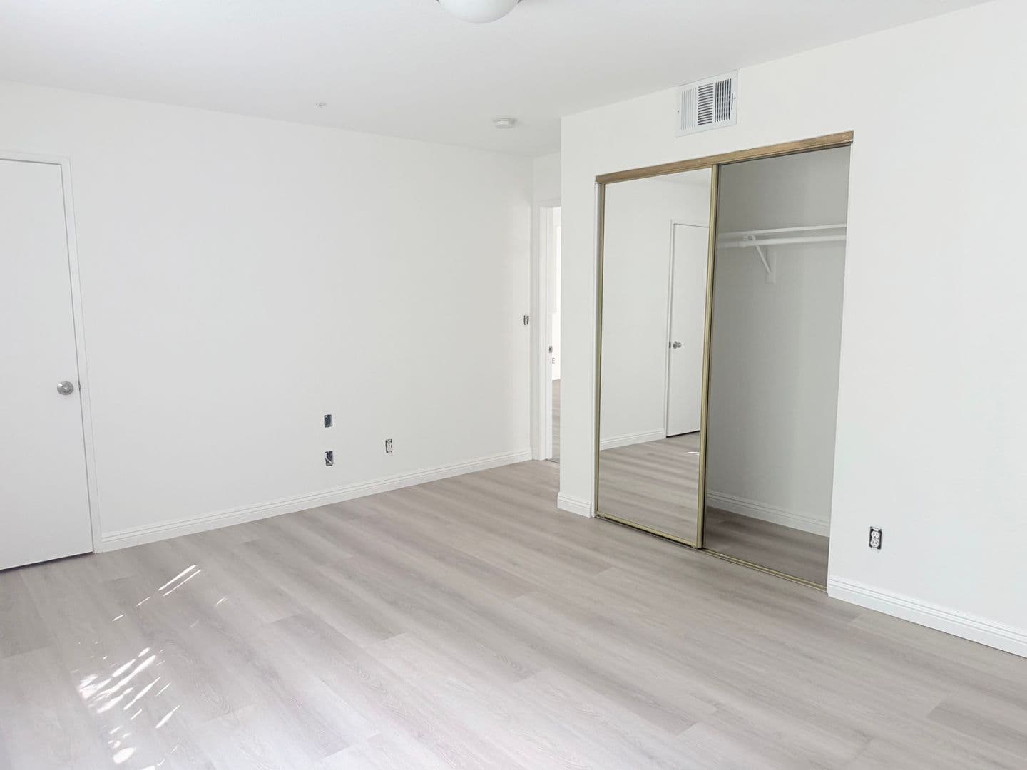 Los Angeles Apartment: 715 S. OXFORD AVE.