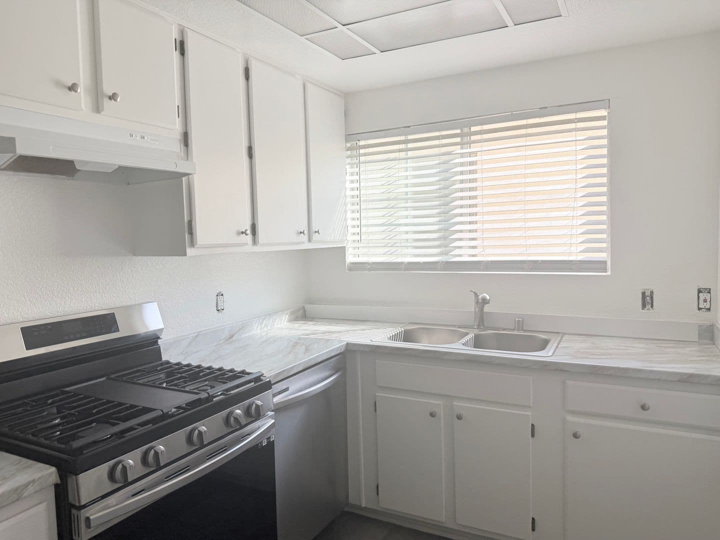 Los Angeles Apartment: 715 S. OXFORD AVE.