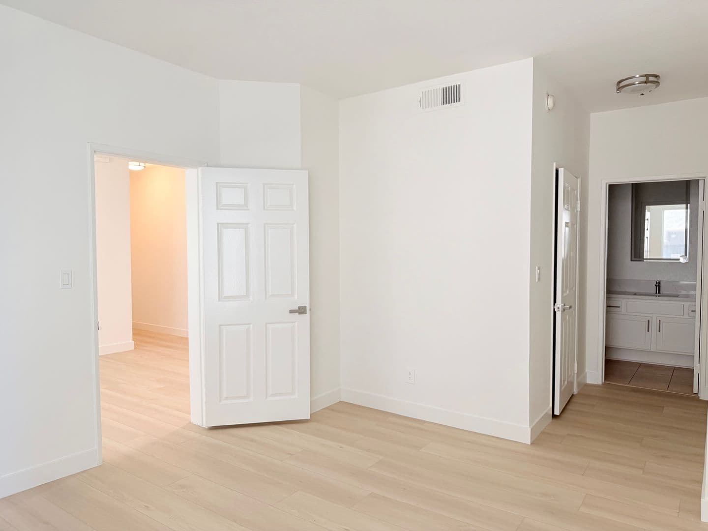 Los Angeles Apartment: 8715 Burton Way