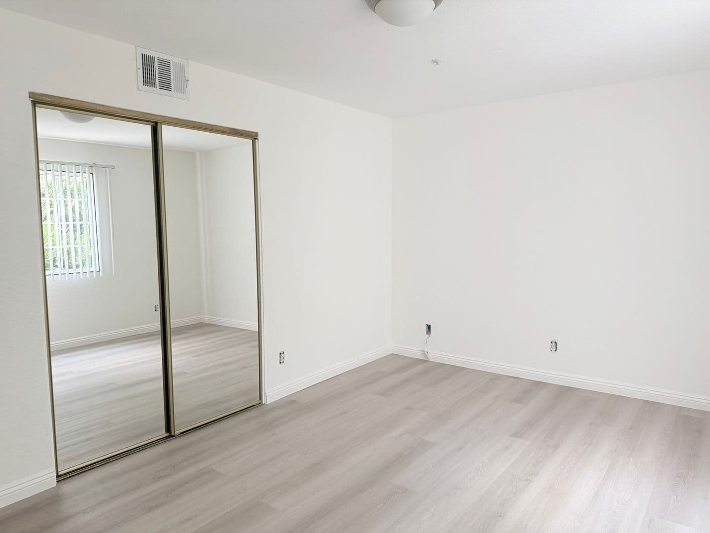 Los Angeles Apartment: 715 S. OXFORD AVE.
