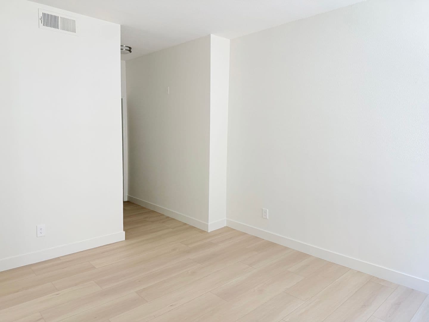 Los Angeles Apartment: 8715 Burton Way