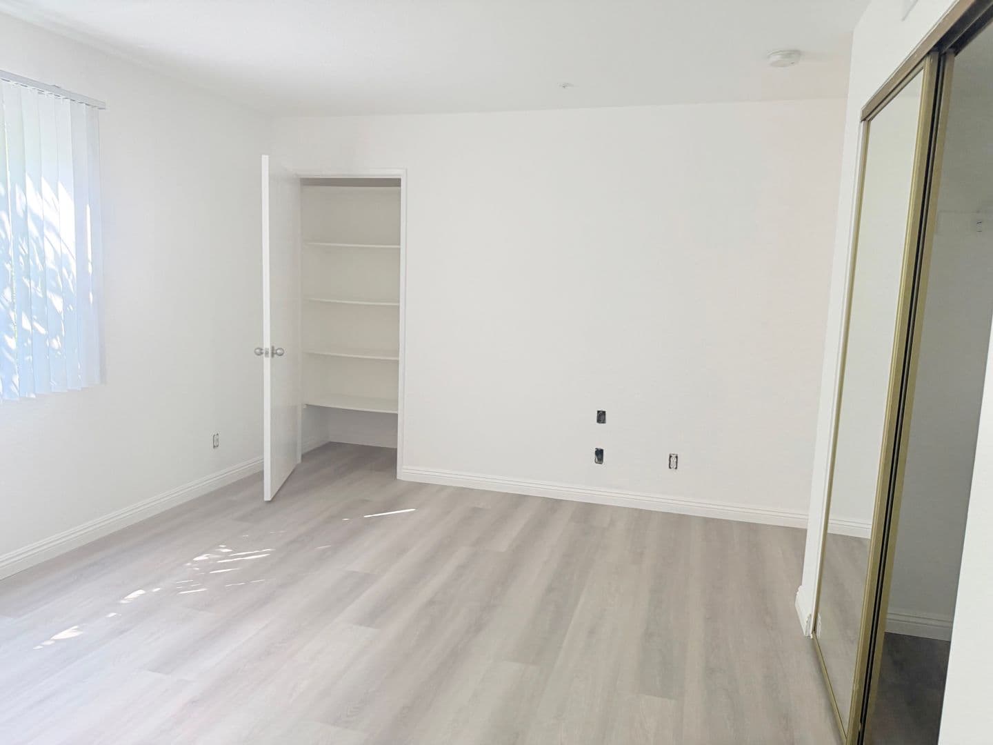 Los Angeles Apartment: 715 S. OXFORD AVE.