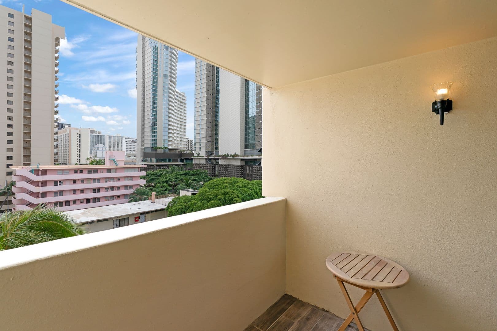 Honolulu Condo: 2092 Kuhio Ave #906