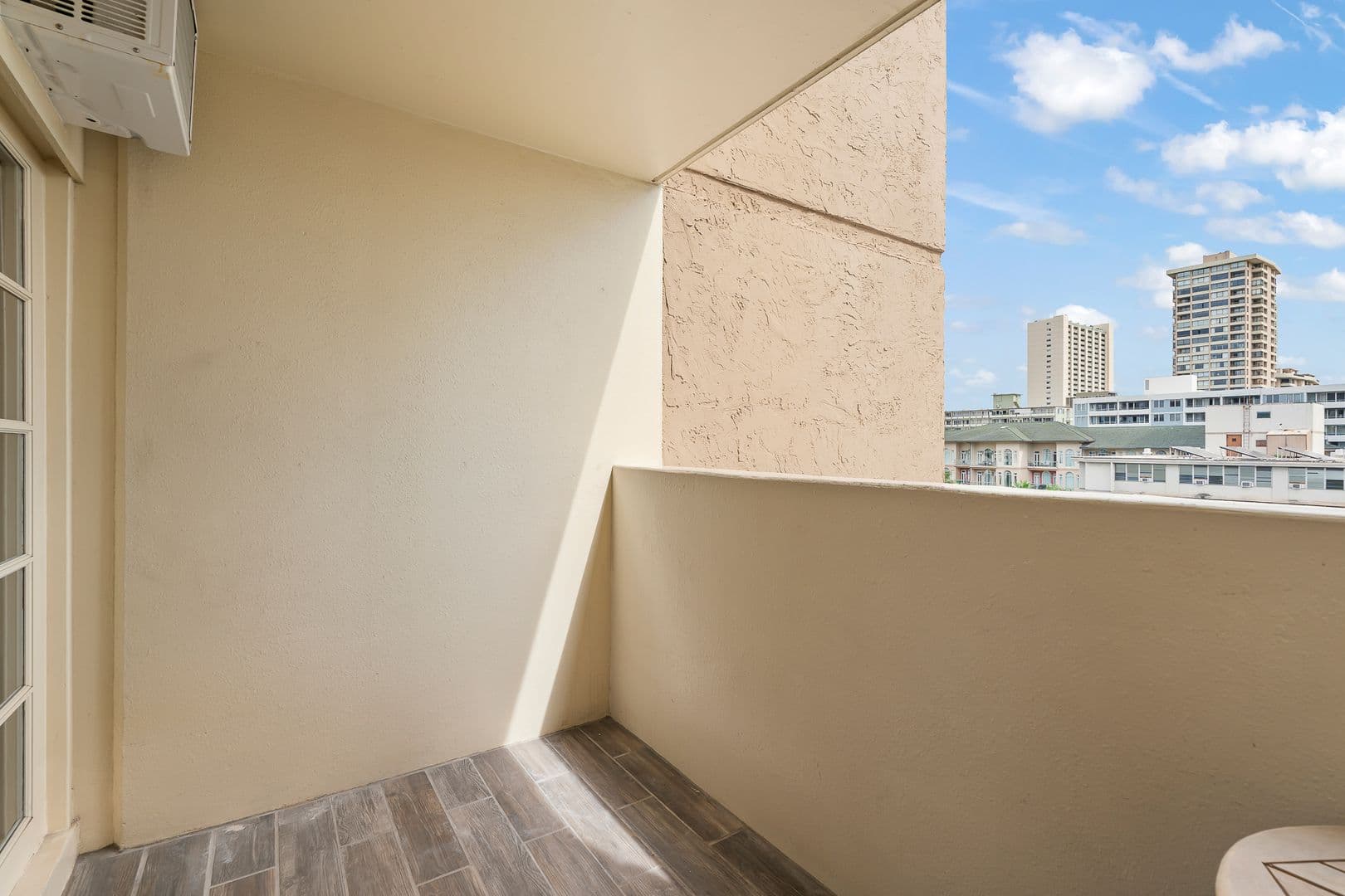 Honolulu Condo: 2092 Kuhio Ave #906