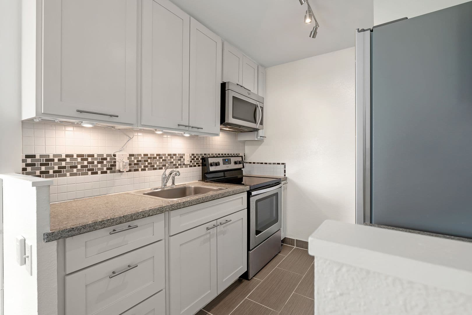 Honolulu Condo: 2092 Kuhio Ave #906