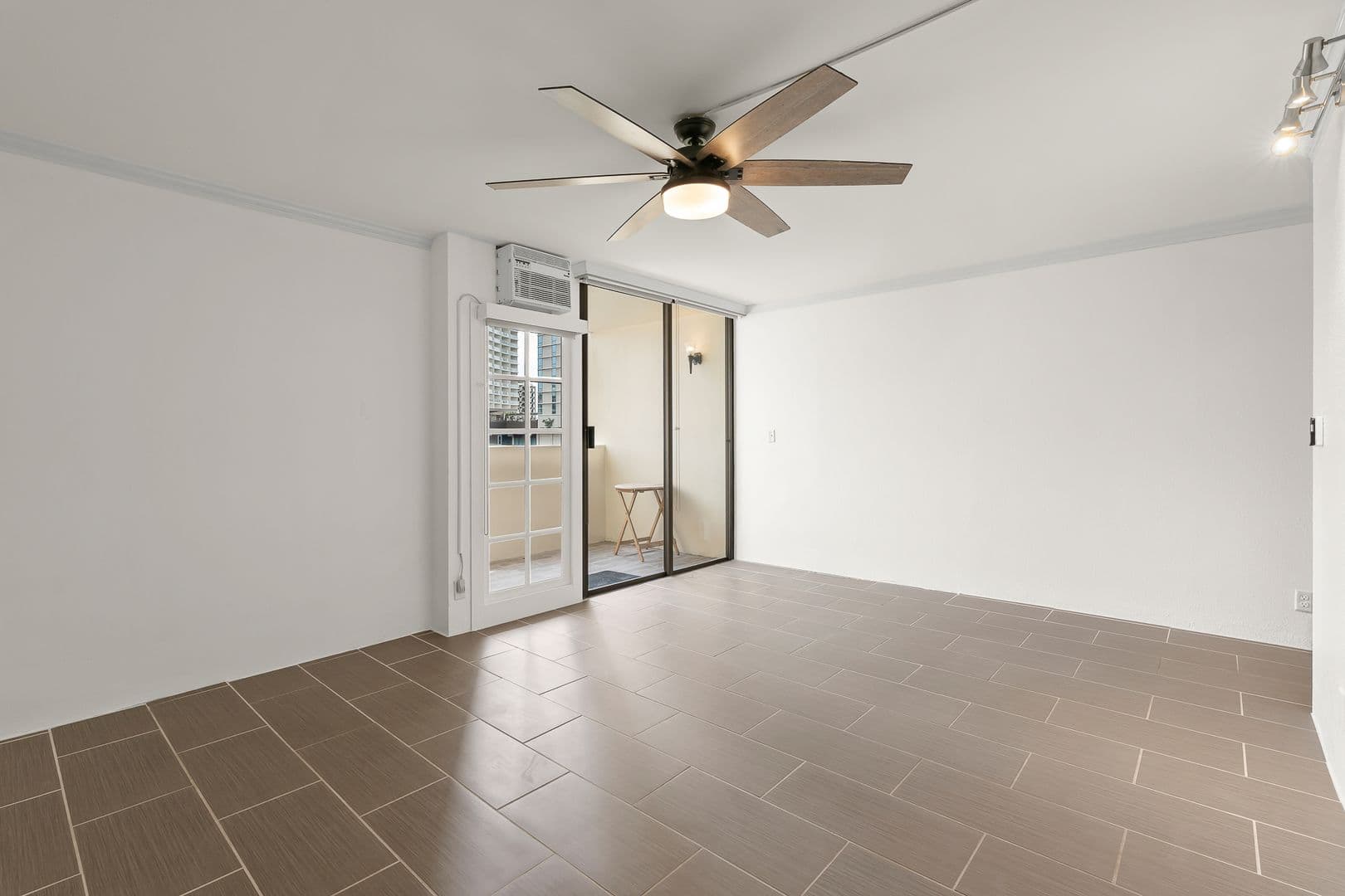 Honolulu Condo: 2092 Kuhio Ave #906
