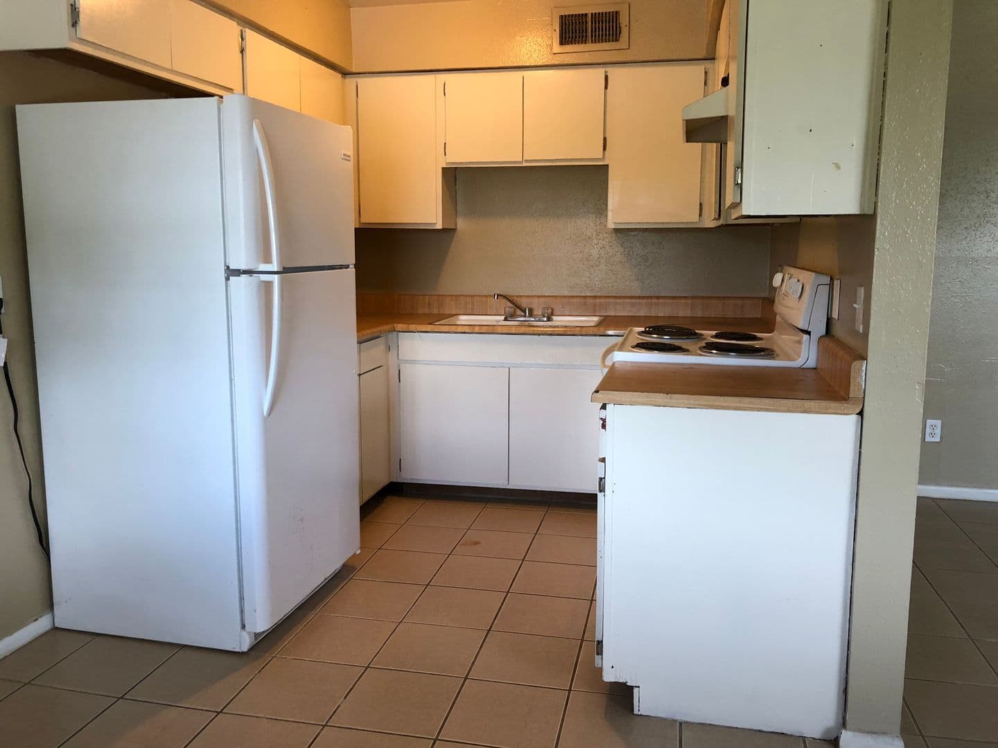 Anahuac Apartment: 400 Lazy Ln