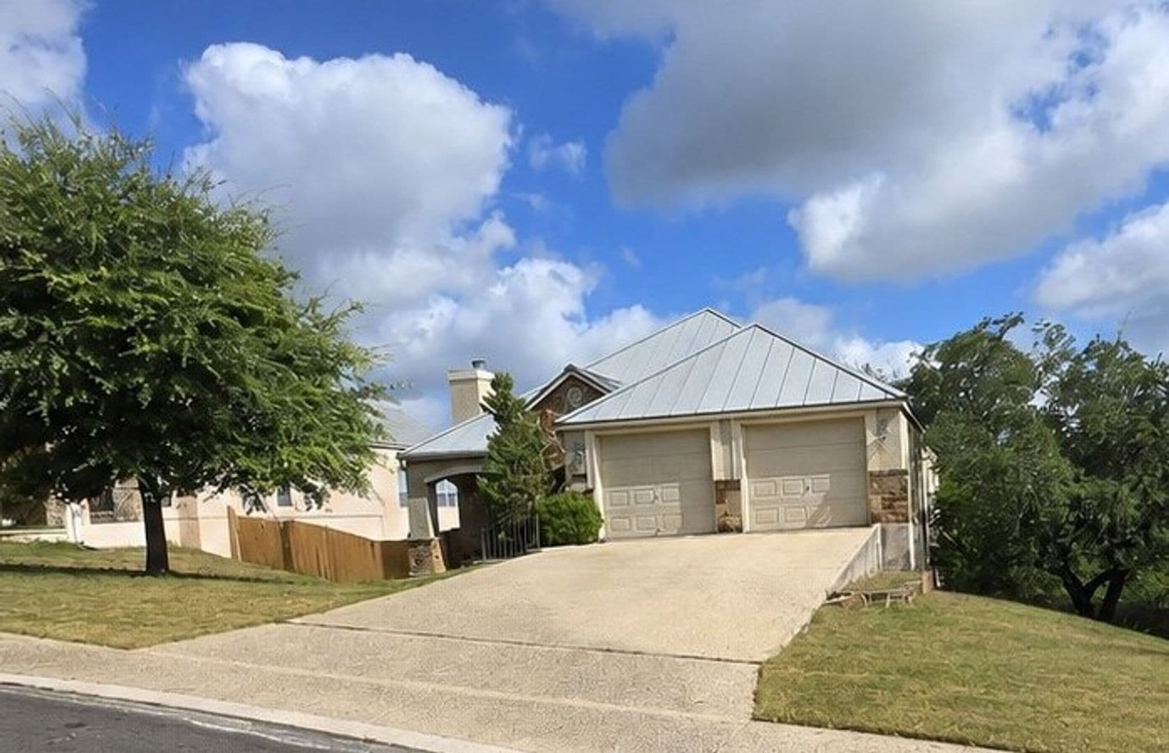San Antonio House: 911 Sutters Rim