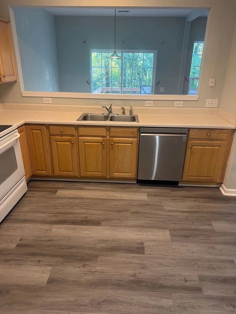 Charlotte House: 12429 Dunford St